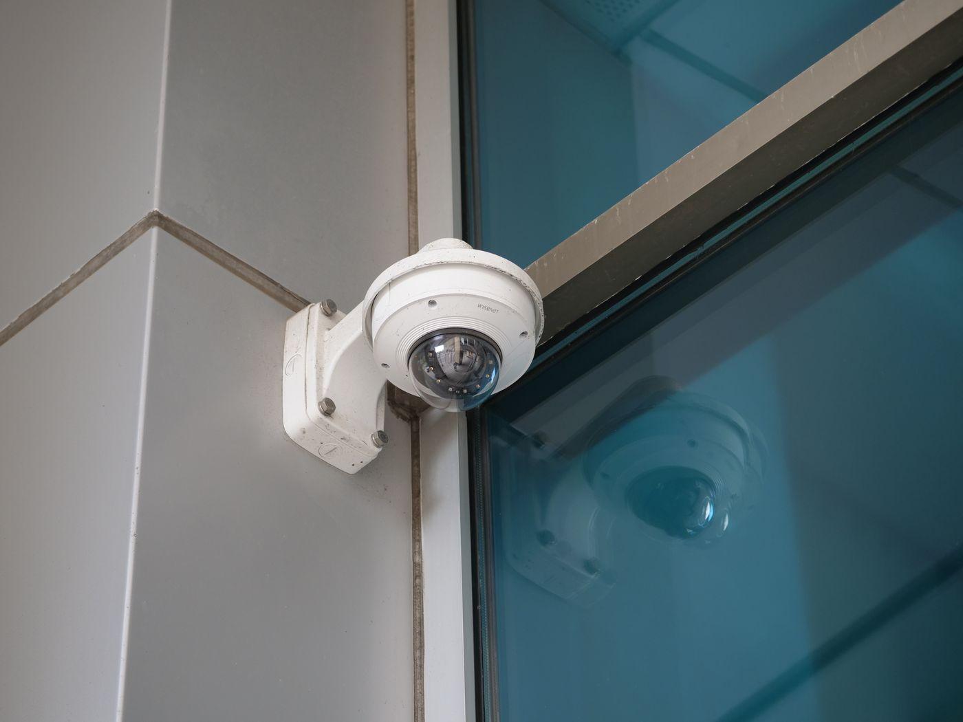 Cameră CCTV montată pe fațada unei clădiri