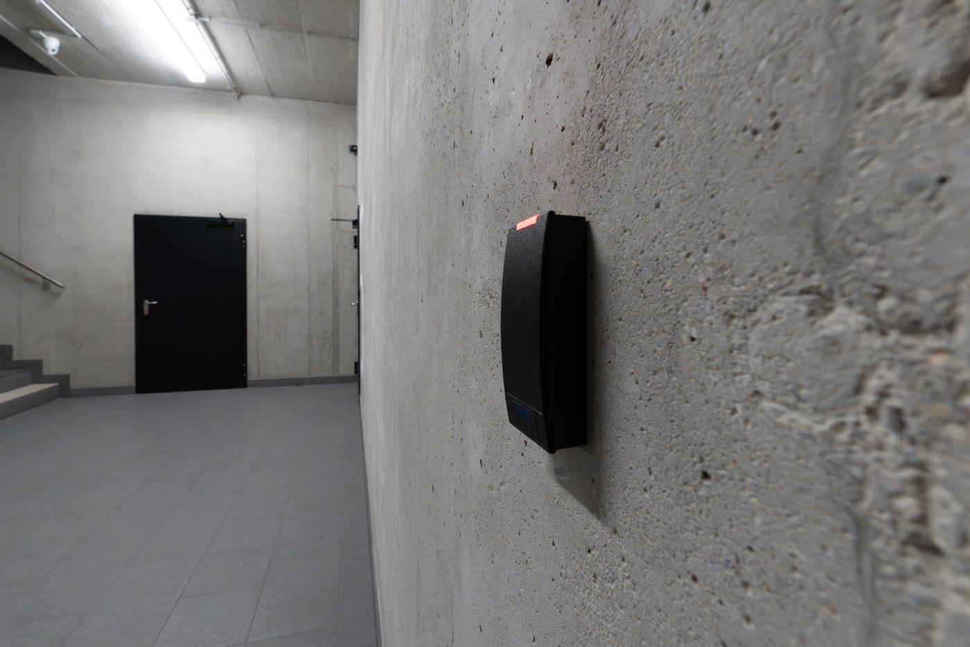 Cititor de control acces montat pe perete