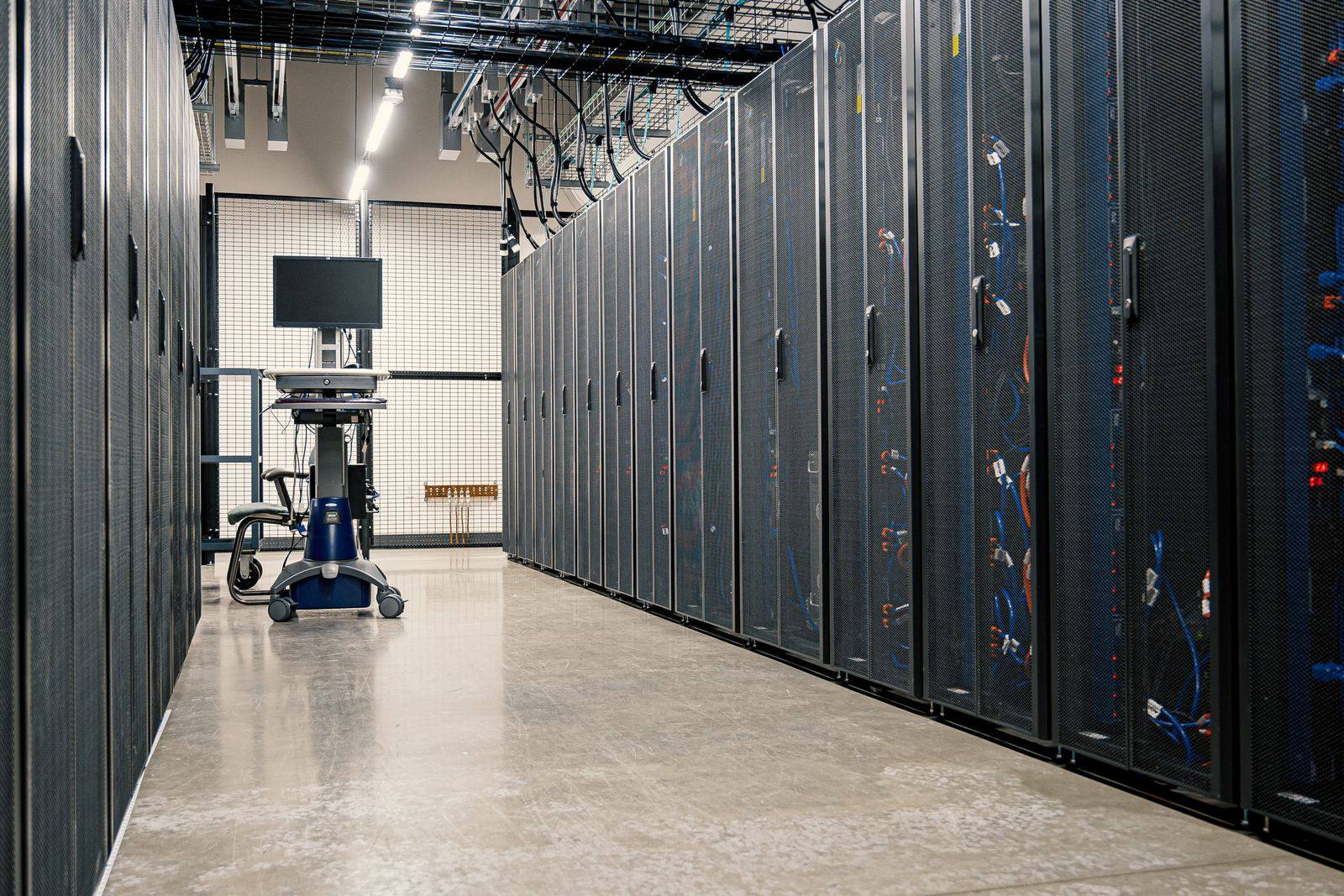 Coridor de data center cu rack-uri de servere