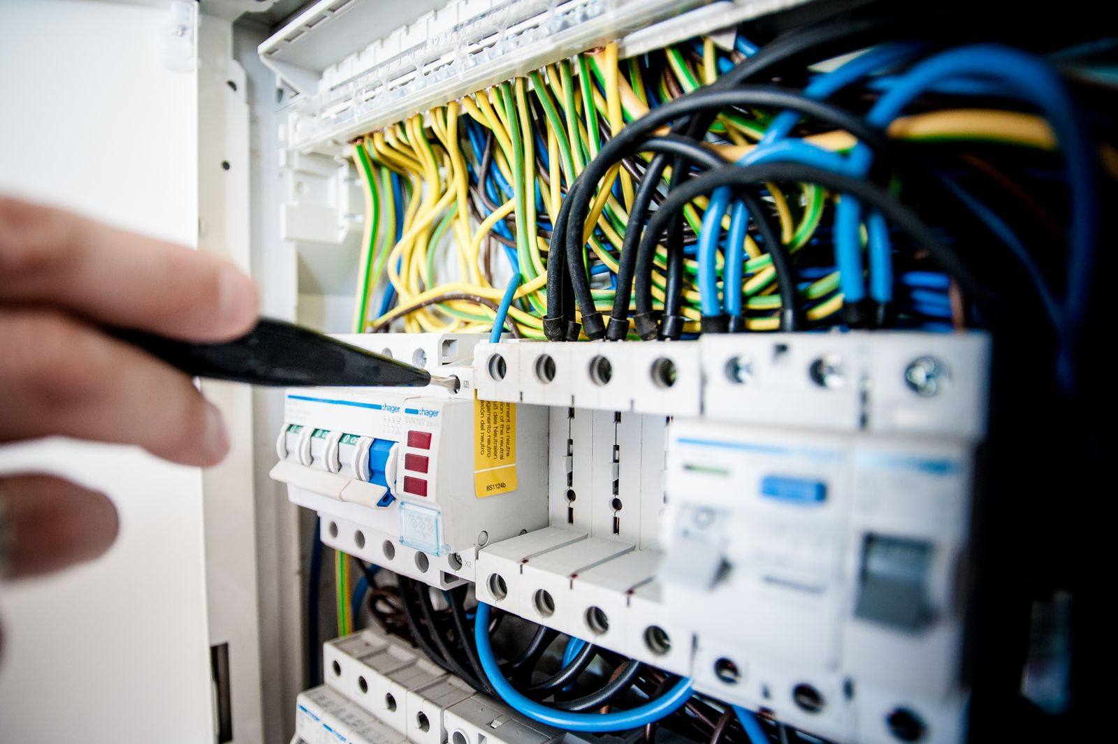 Electrician lucrând la un tablou electric
