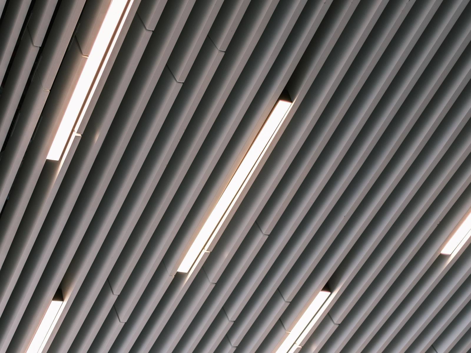 Tavan cu corpuri liniare LED integrate
