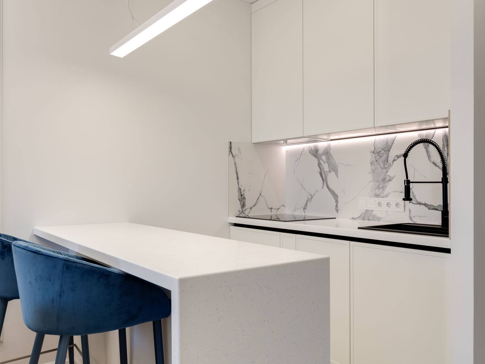 Corp de iluminat liniar LED suspendat