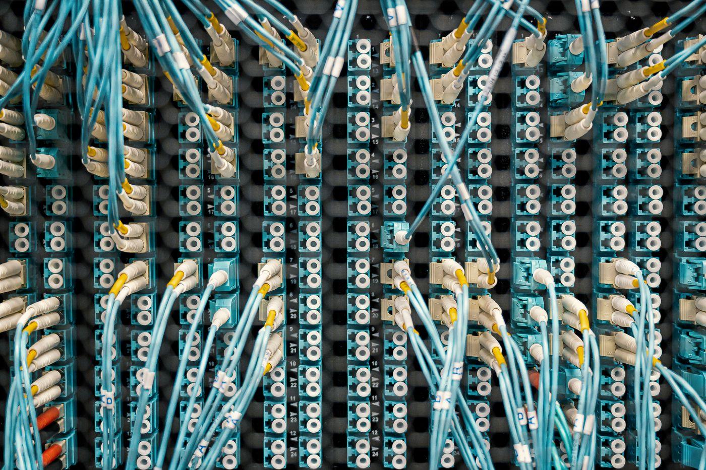 Patch panel de fibră optică cu cablare structurată