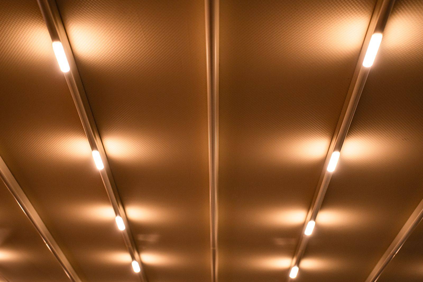 Detaliu profile liniare LED pe tavan