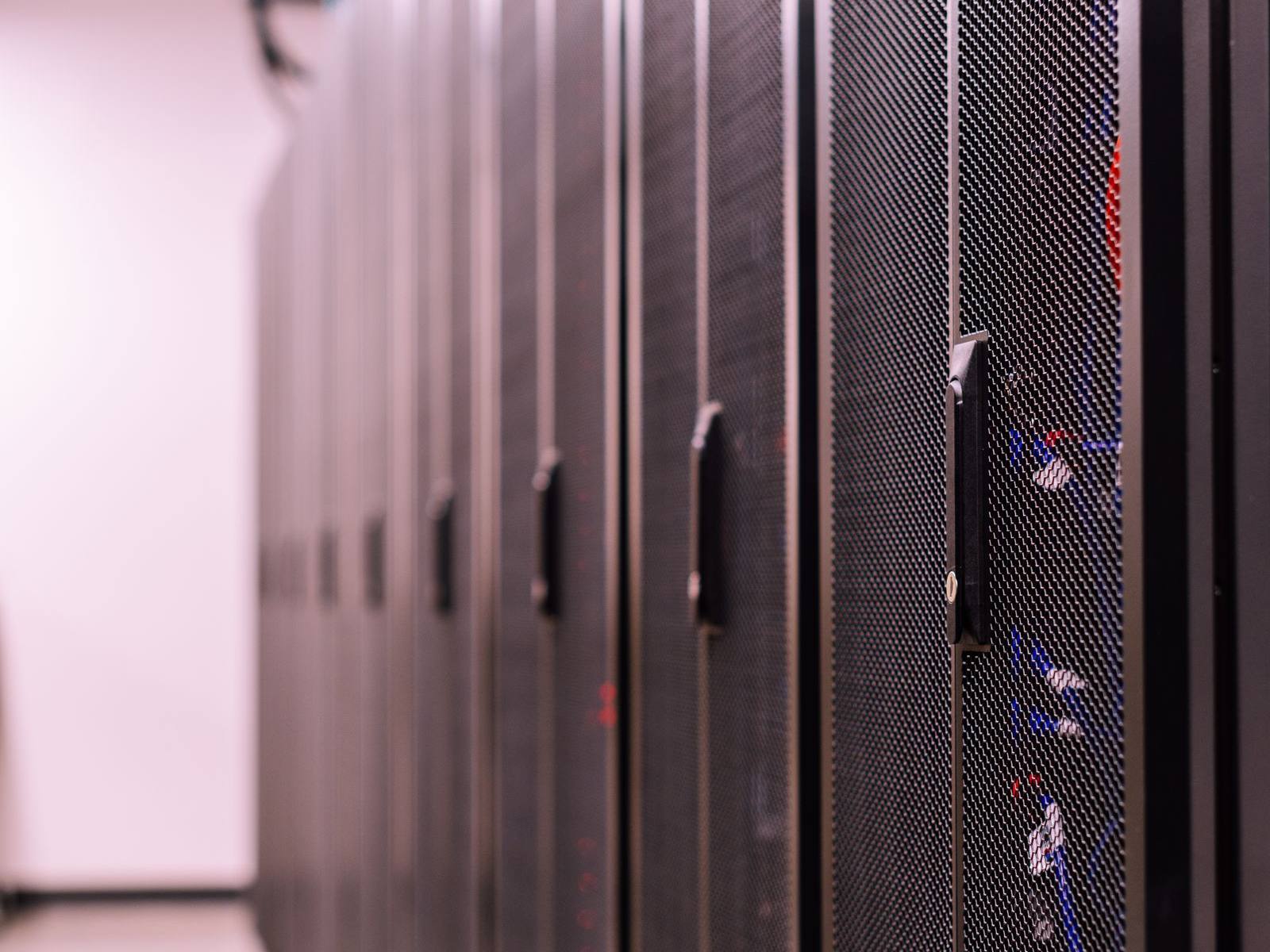 Rack-uri de servere în cameră tehnică