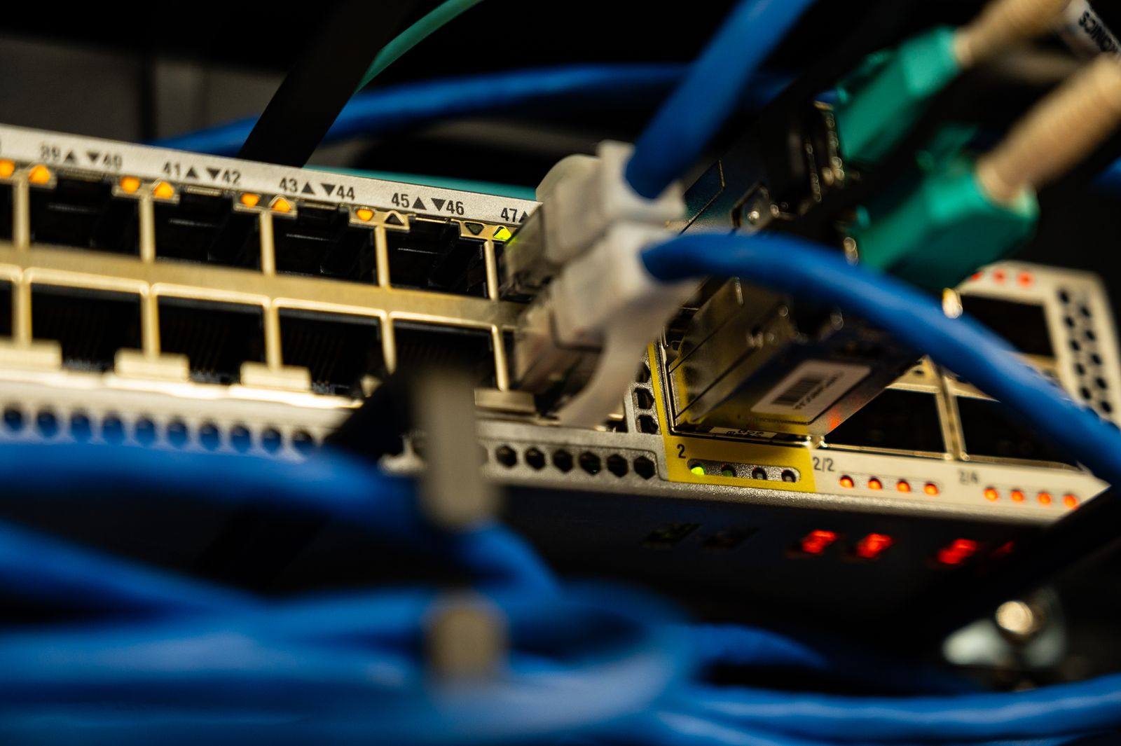 Switch de rețea cu patch-corduri