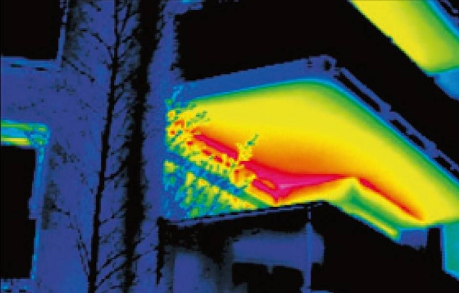 Termogramă de fațadă cu pierderi termice vizibile